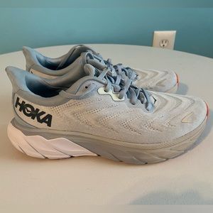 Hoka Arahi 6